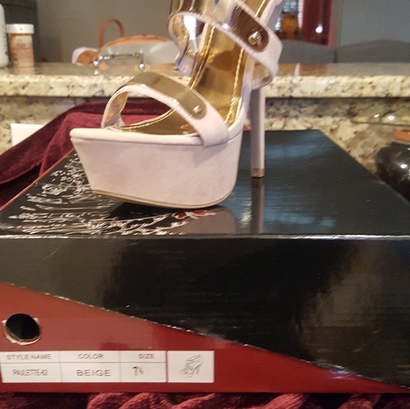 Women Shoes - Picture 13 of 16